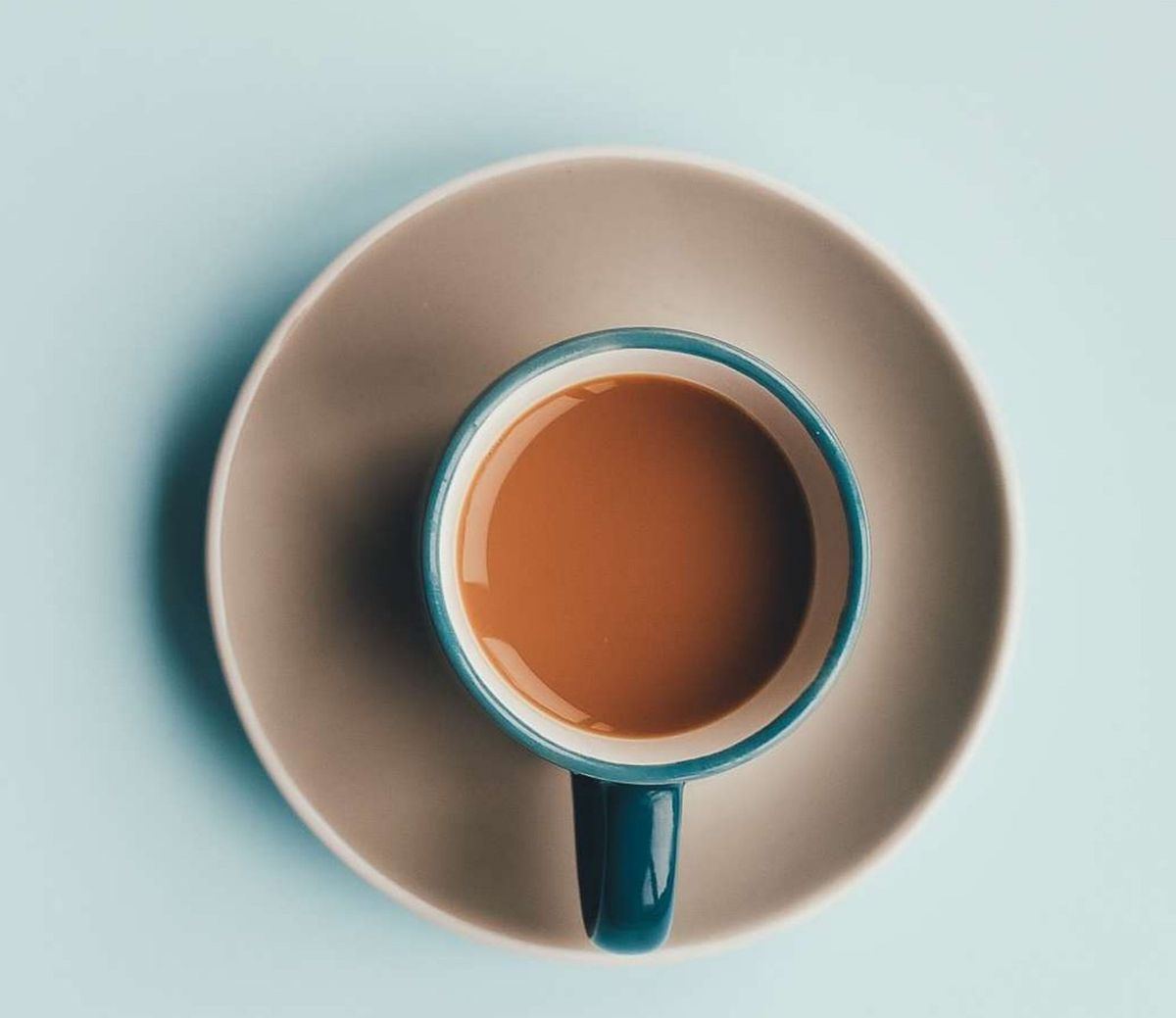 Una taza de café sobre su plato