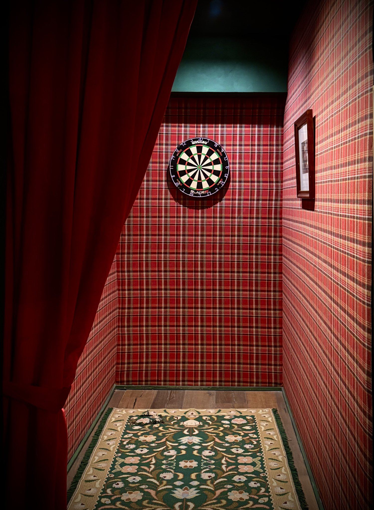Sala de dardos tapizada en tartán rojo