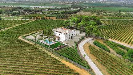 Vista aérea del Hotel El Serral entre viñedos del Penedès