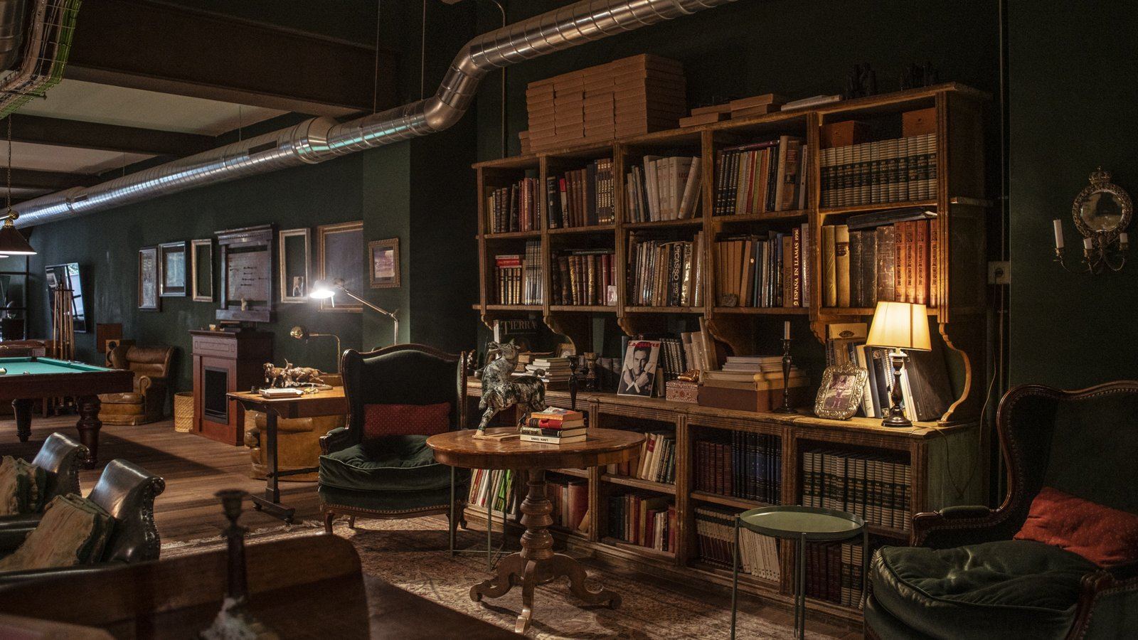 Salón comedor y biblioteca con mesa de cartas