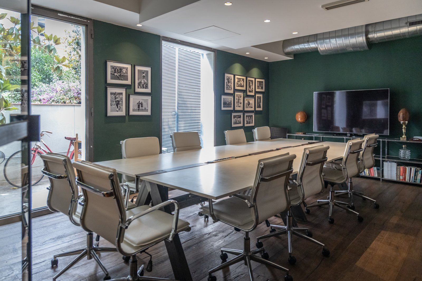Sala de reuniones George Best con mesa para 16 personas